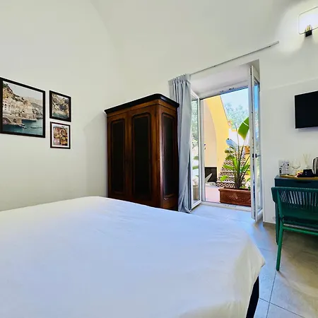 Palazzo Bougainvillea By Ritardo Aereo Guest house *